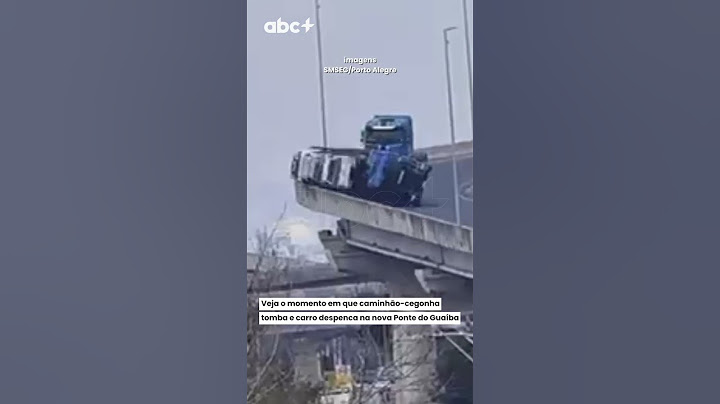 Veja o momento em que caminhão-cegonha tomba e carro despenca da nova ponte do Guaíba