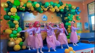 Performance Acha Tari Libur Telah Tiba di acara Perpisahan Kelompok kelas B TK Islam Baiturahim.