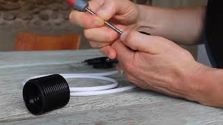 Unlocking a plastic E27 lampholder or light fitting