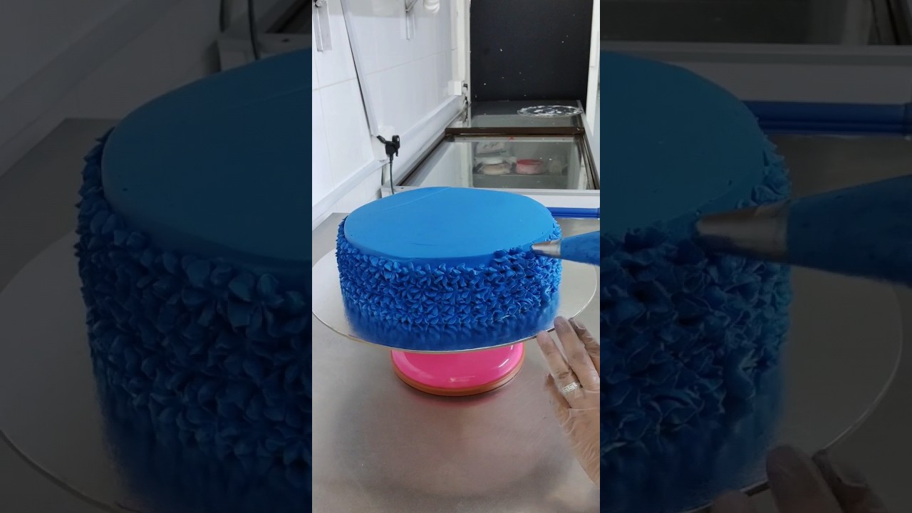 Simple Superman Cake Design. #cake #shorts