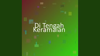 Di Tengah Keramaian