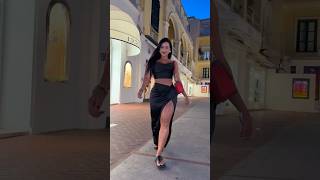 This Model Look Beautiful With This Beautiful Dress