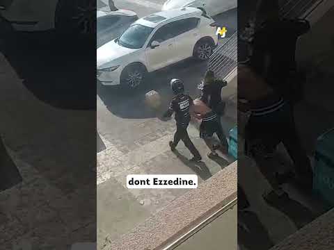 عميل إسرائيلي يهاجم شاب فلسطيني