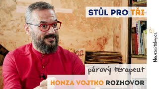 HONZA VOJTKO - Můžeme milovat víc lidí najednou, chemii nepřekecáš | Neurazitelny.cz | Stůl pro tři