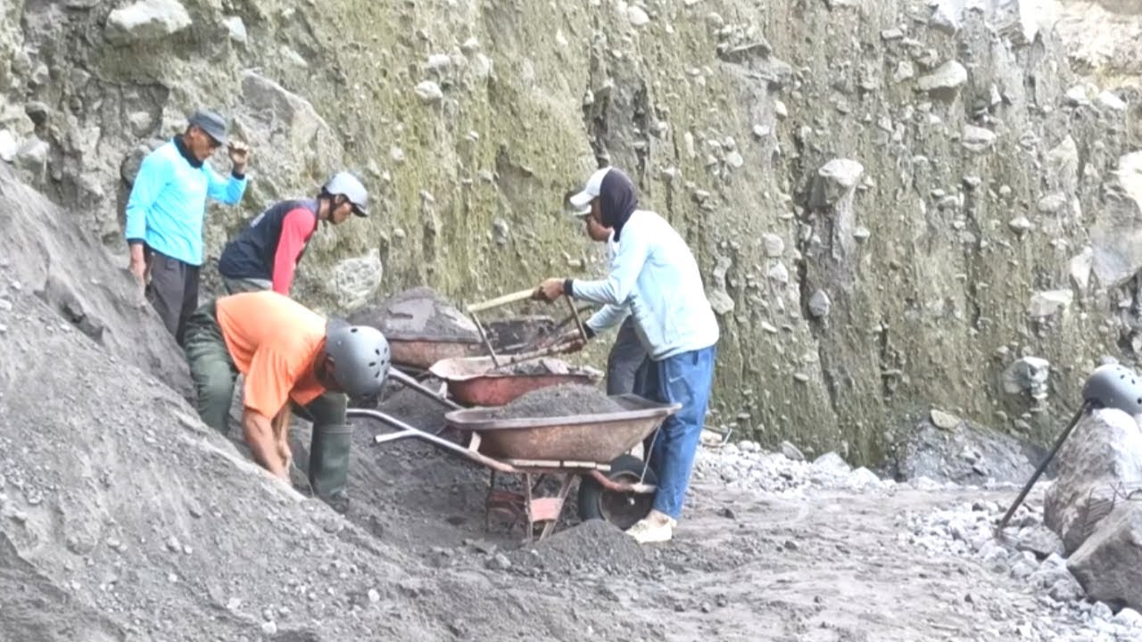 The process of separating stone and black sand manually, Miners collaborate with each other.