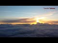 Удивительный закат солнца  в облаках на высоте 10 000 метров