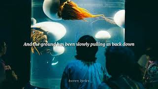 two slow dancers by mitski (lyrics) Resimi