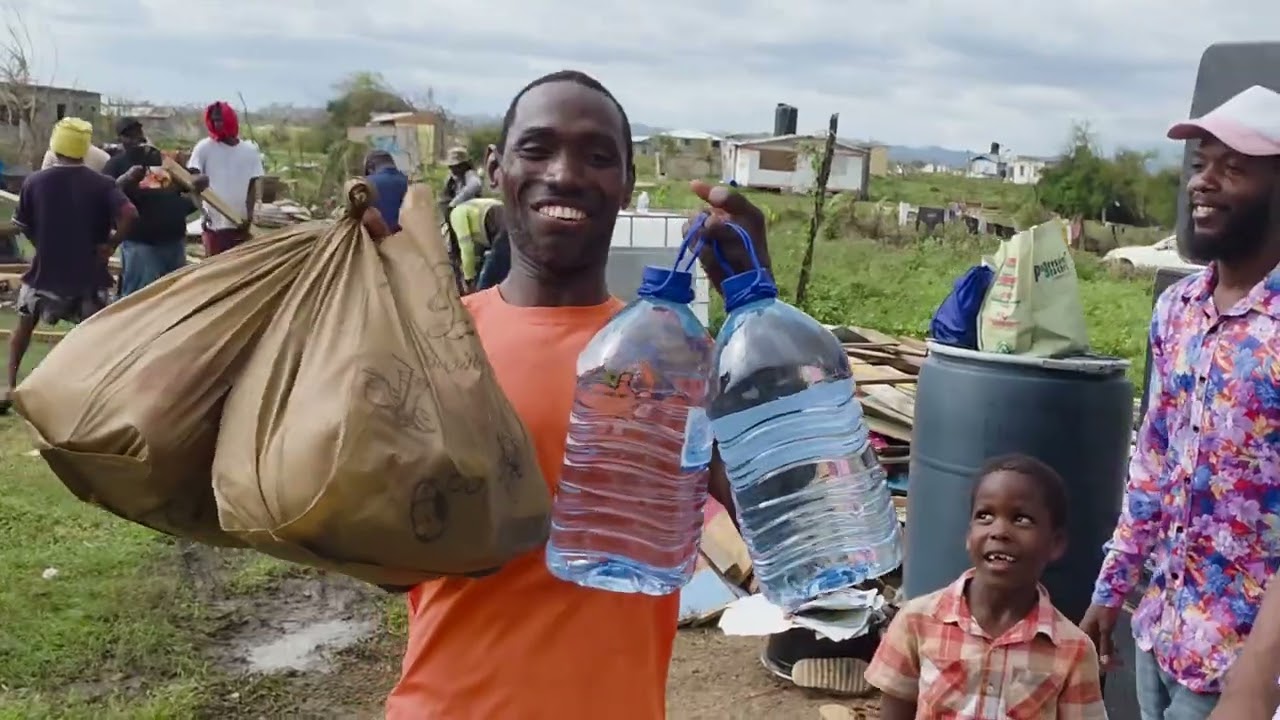Апостол Уинстон Бейкер восстанавливает дома, разрушенные ураганом Мелисса.
