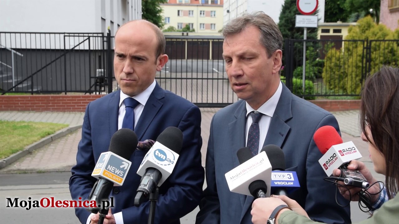 7.06.2017 Oleśnica - posłowie PO Borys Budka i Andrzej Halicki pod komendą policji