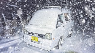 [Car camping in heavy snow] Car camping alone in a snowstorm with a light car