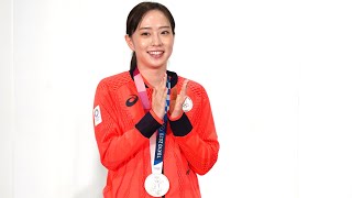 卓球・石川佳純選手が銀メダル下げて登場。地元開催のオリンピックに出場でき嬉しかった／ASICS「TEAM RED 応援ユニホーム交換式」