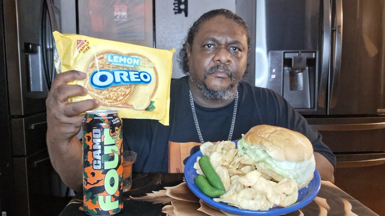 Большой сэндвич с жареной свиной отбивной и ЛИМОННЫМ ПЕЧЕНЬЕМ OREO с четырьмя Loko CAMO