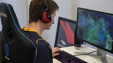 AVANT Gaming Team unboxes the Netgear XR700 Nighthawk Pro Gaming Wi-Fi Router