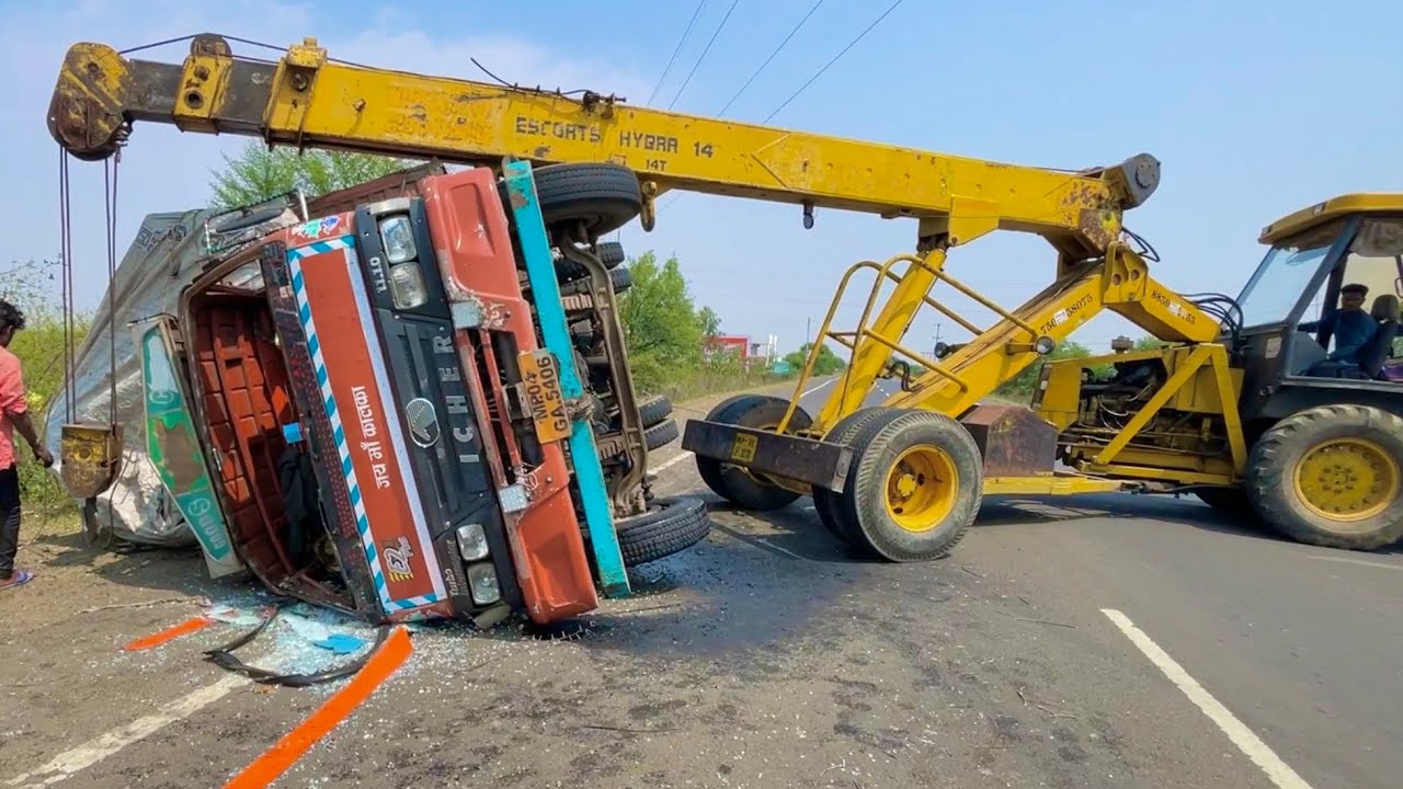 TATA 14 Tyre LPk Truck Accident on Highway Escort Hydra Rescued Safely