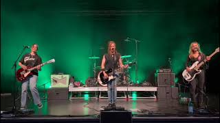 Famous Ella Gunn - Exchange our number (Live performance music video) Net Worth