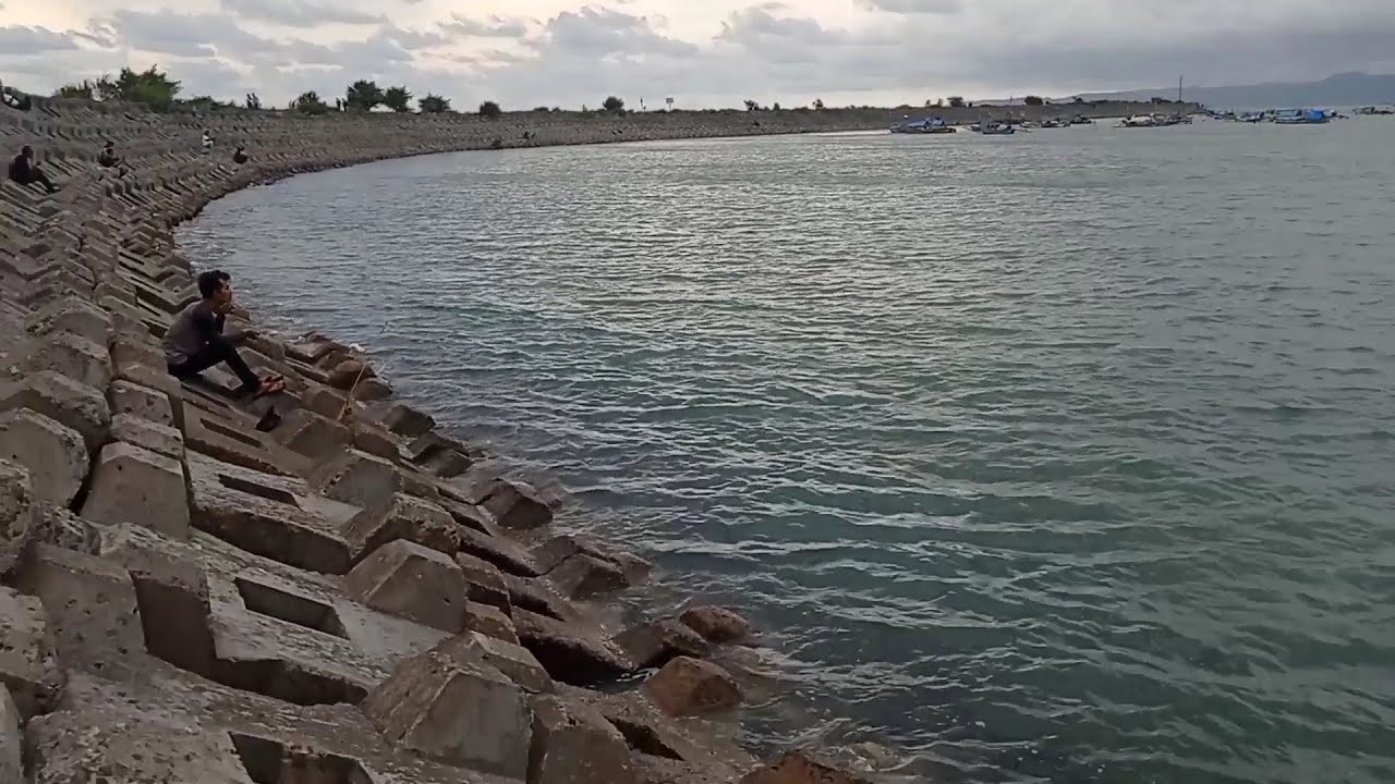 mancing pinggiran di dermaga PLTU pelabuhan ratu