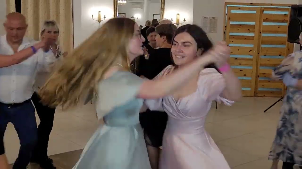 Miło POPATRZEĆ jak Młodzież szaleje na parkiecie z Kapelą STĄPORKOWSKĄ 