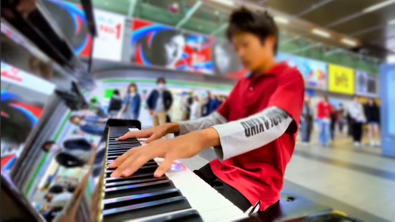 “Guren no Yumiya” (Attack on Titan) – A Fierce Piano Performance ignites the Station / + Sheet Music