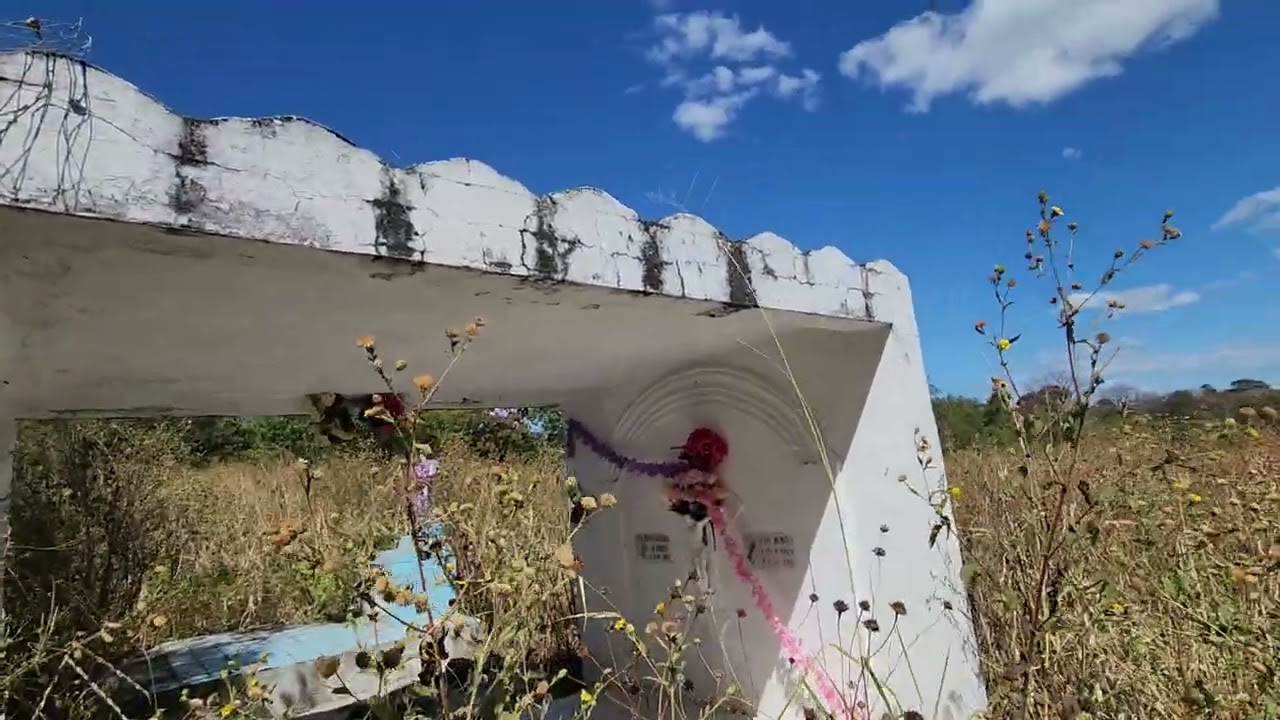 На этом кладбище в Теколуке всего 5 могил.