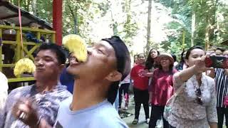 lomba makan kerupuk bapak bapak Bukit Zaitun Saojo