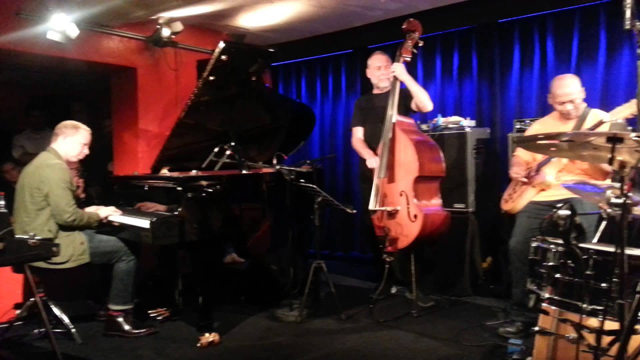 Dave Holland Quartet, "Choir", Oct. 15th, 2013, Jazz Club Hannover, Germany adlı videoyu YouTube'da izle Dave Holland Quartet, "Choir", Oct. 15th, 2013, Jazz Club Hannover, Germany adlı videoyu YouTube'da izle