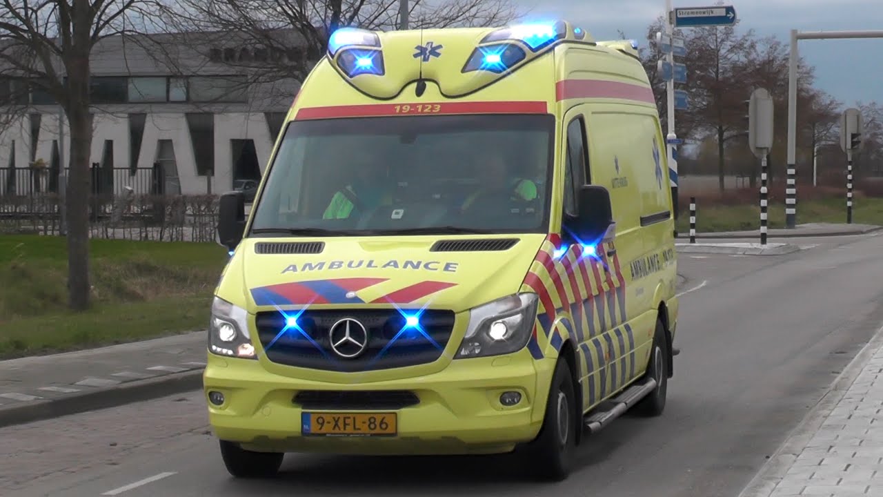 Ambulances 19-128 & 19-123 met spoed in Middelburg - YouTube