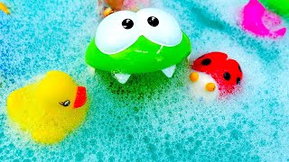 Весёлые игры для детей – Ам Ням в бассейне с пеной! – Детское видео с игрушками для ванной