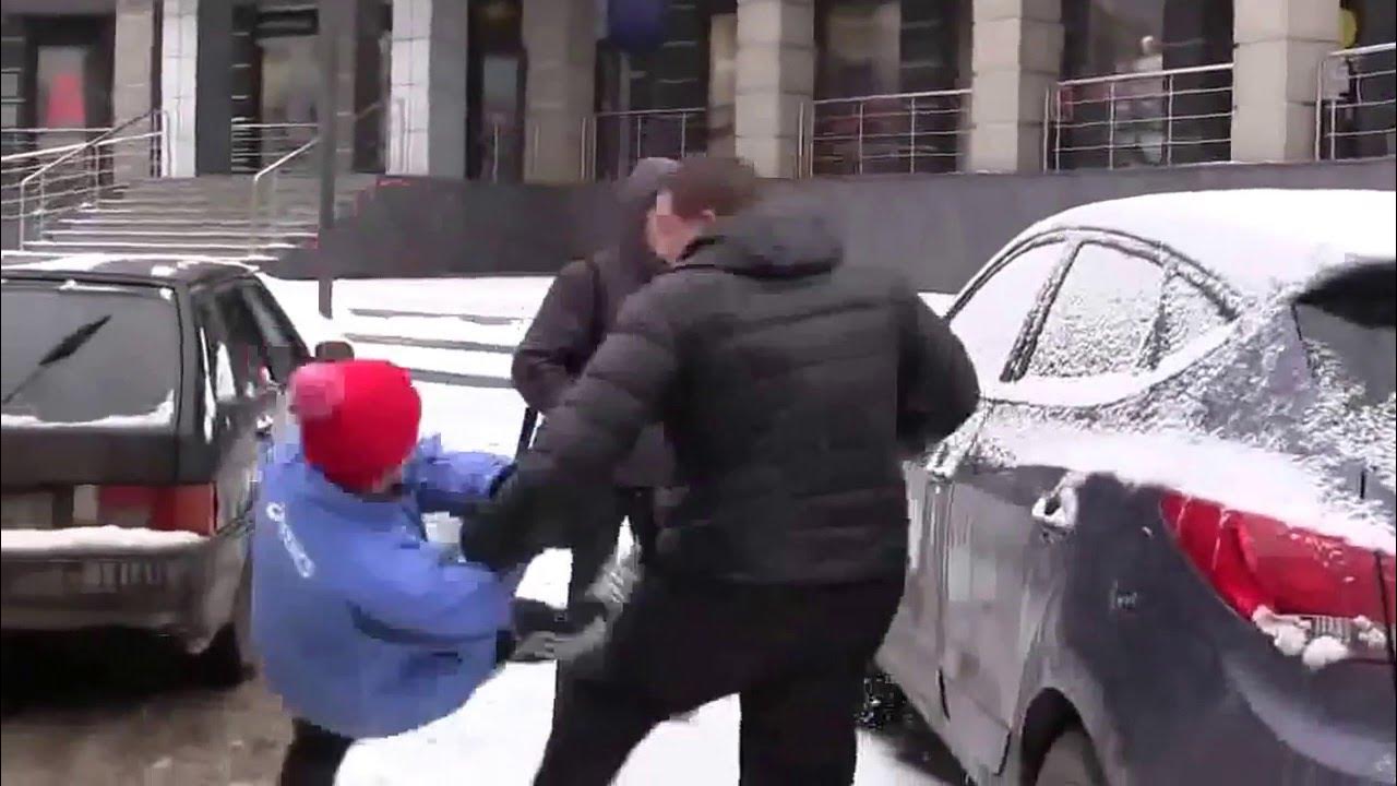 За какие машины бьют. За какие машины бьют. Разбитая машина битами. Макс ващенко с машиной. За какие машины бьют.