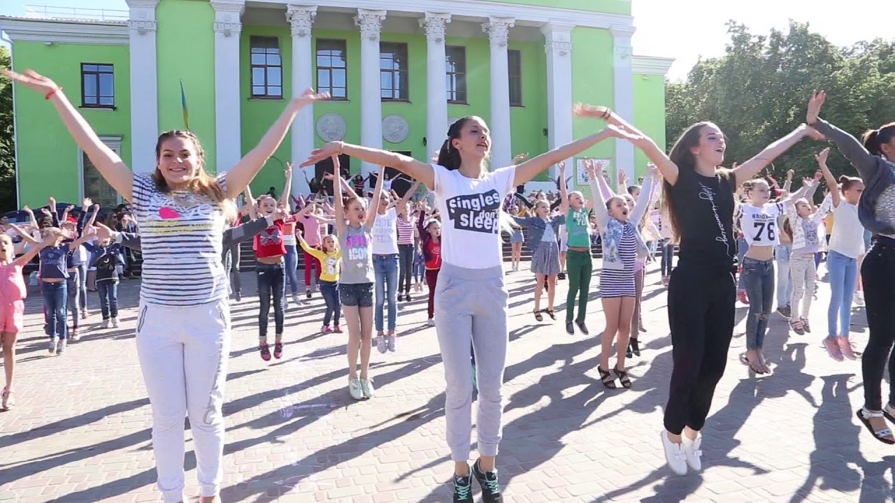 Флешмоб от народной студии современной хореографии 