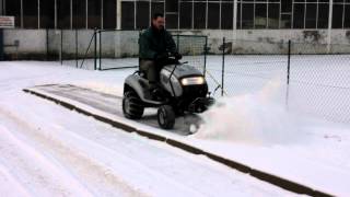 Rasentracktor mit Besen