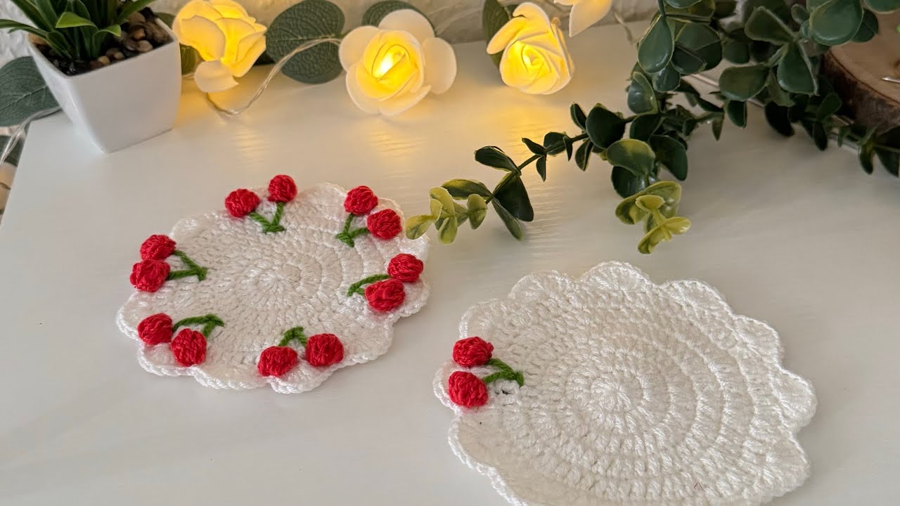 Эту вязаную крючком подставку под кружку в виде вишни можно увеличить до любого размера, что подх...