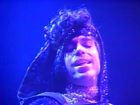 Prince \u0026 The Revolution - Kiss (Official Music Video)