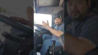 te gustaría aprender a subir y bajar velocidades en un vehículo de carga pesada un tráiler camión