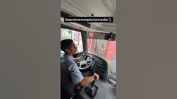 Um carro na esquerda e um ônibus na direita sem espaço pra abrir a curva