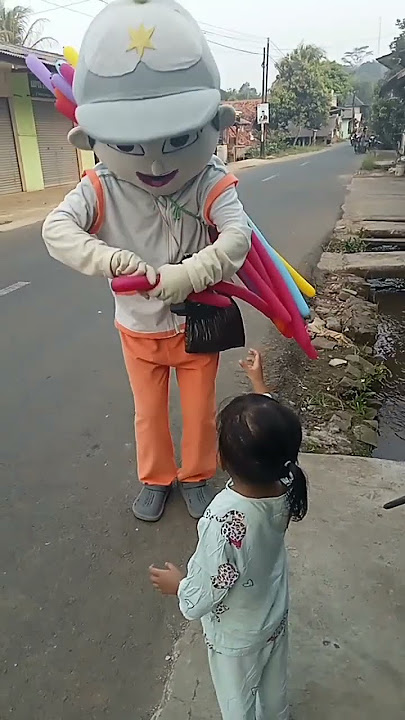 kasih uang badut di kasih balon🥰