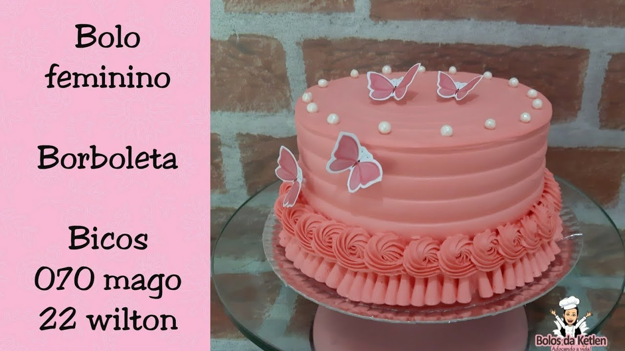 Decoração de bolo rosa em forma de borboletas