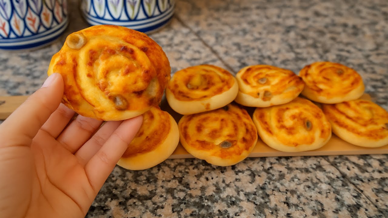 🍕 “أسهل بيتزا رولي كيذوب فالفم 😍 عجين خفيف بحال القطن و الحشوة رآائعة!”