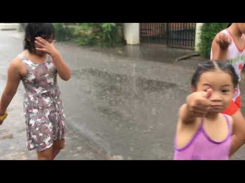 Video Tuổi thơ tắm mưa ở truồng - youtube