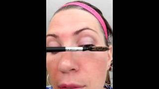 Video thumbnail of "L'application du mascara 3D de Younique"