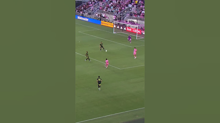 LIONEL MESSI EMBARRASSED GOALKEEPER WITH A CHIP 🍟 #football #soccer #shorts