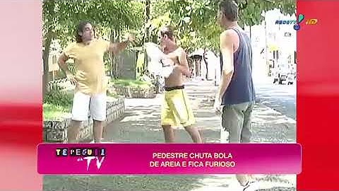 Pegadinha - Pedestre Chuta Bola e Se Dá Mal