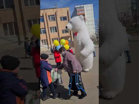 Вся школа собралась посмотреть на танцы Белого Медведя 🔥 поздравление в Волжском 🎁 #белыймедведь