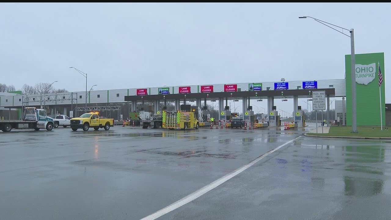 Truck hits toll booth on Ohio Turnpike in Trumbull County