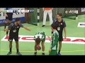 Des handballeurs font un high five qui finit en chat bite dun adversaire