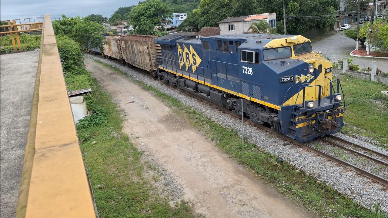Trem da MRS com ac44i 7328 Líder/ 7235 Meio/ 7262 Calda, passando por ZZV, Cubatão sp.
