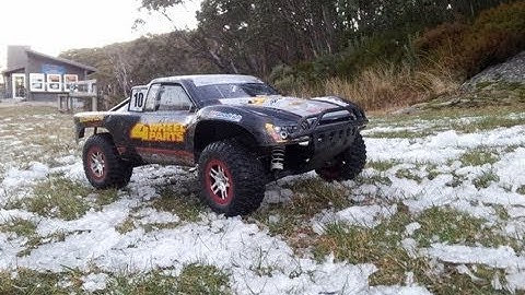Traxxas Slash 4x4 vxl: a bit of snow bashing