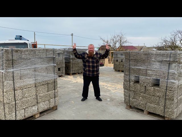 Разгрузка арболитовых блоков на участке в станице Должанской, строительство дома из арболит блока