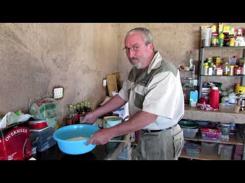 Video: Hoe Om Gebraaide Brood Van Aartappelmeel Te Maak (kamyamidim)