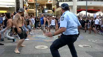 Flash Mob Haka Surfers Paradise 11.09.11.MP4