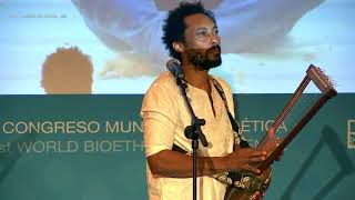 Seydu canta en el Congreso de Bioética